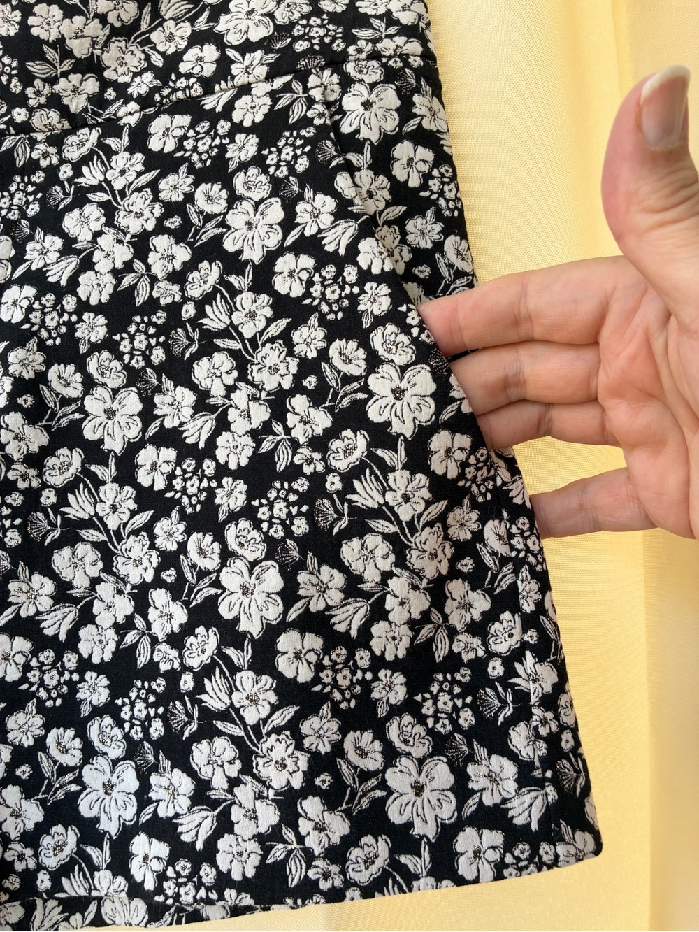 Alice + Olivia Cady High Rise Floral Metallic Jacquard Shorts Black White Size 4 - Picture 3 of 10